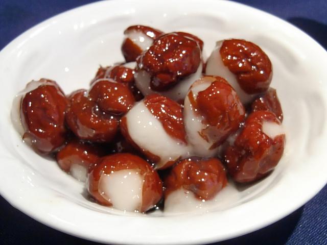 「心太軟」。「老吉士」「圓苑」などの上海料理店で定番。お餅をナツメに詰めた箸休めのひと皿