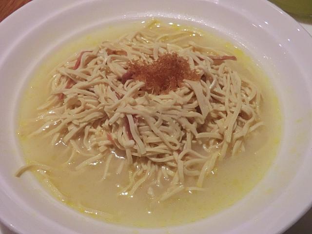 「煮干絲」。干し豆腐の細切りを貝柱などのスープで煮込んだ料理。上海料理店では定番のメニュー