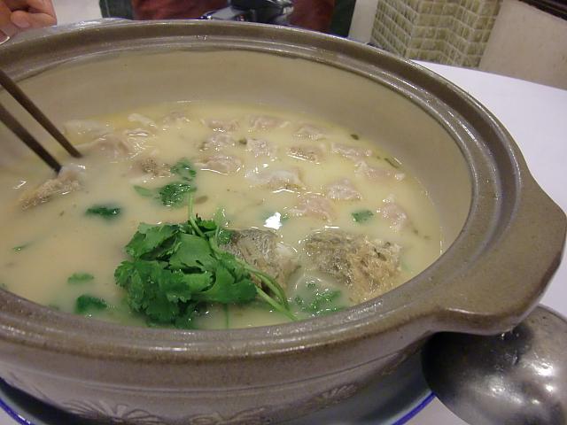 「熱気大黄魚棒打餛飩湯」。人気店「瑞福園酒家」で毎日いちばん早く売り切れる土鍋ワンタン