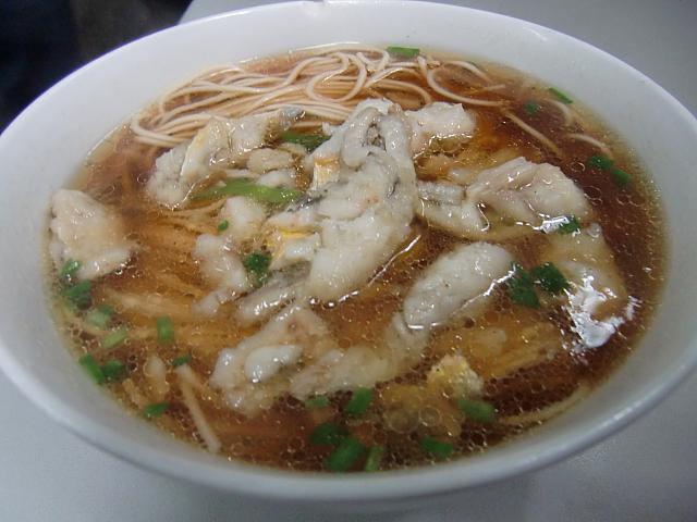 「黄魚麺」。行列店「阿娘麺」の看板メニュー。炒めたイシモチ（キグチ）が香ばしくて美味