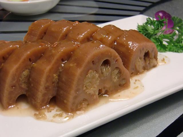 「糖藕」。穴にもち米を詰めて甘く煮たレンコン。デザートではなく、前菜として出てきます