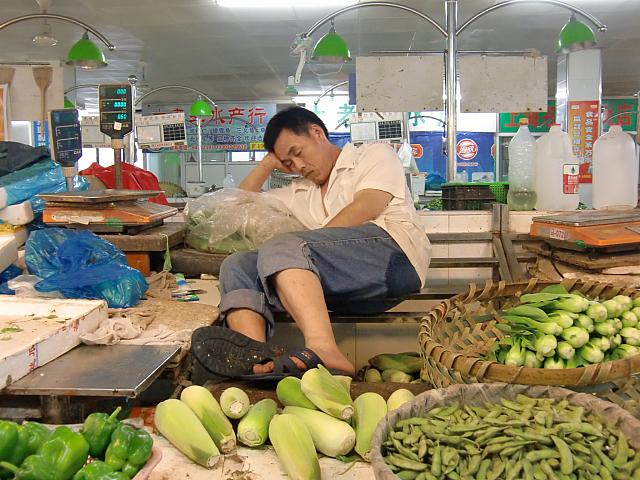 商売中に熟睡