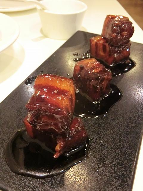 紅焼肉も斬新な盛りつけ