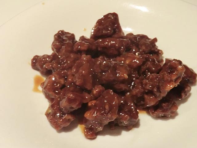 「糖酢排骨」（5元）。ご飯もお酒も進む!