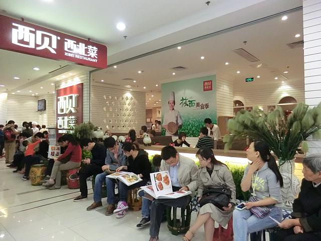 予約が難しいお店は早めに行って並びます