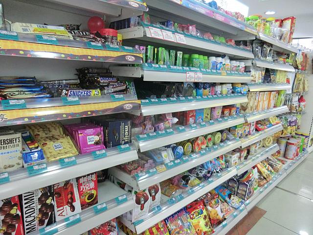 お菓子もいろいろ売ってます