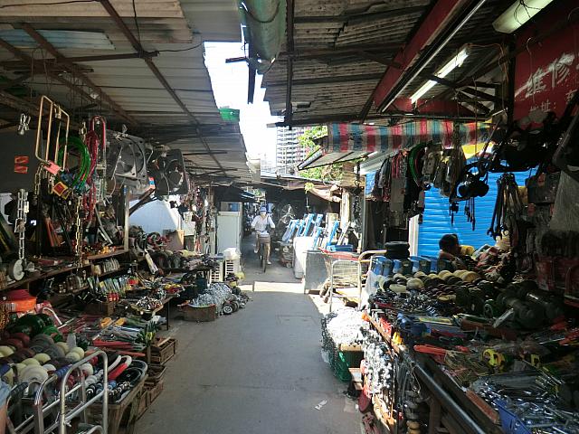 東街は工具や家電のリサイクル市場