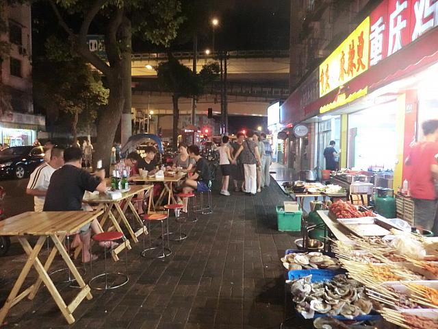 夜に巨大屋台街に変身する住宅地「彭浦新村」