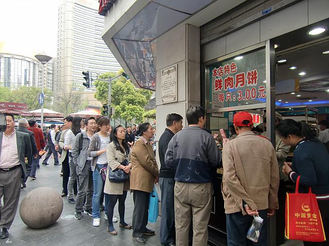 小吃の行列店で食べ歩きを楽しむのもあり