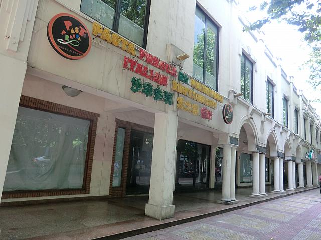 かつて賑わっていたこのアーケード。8割の飲食店が撤退しました。スタバさえも閉店しちゃった
