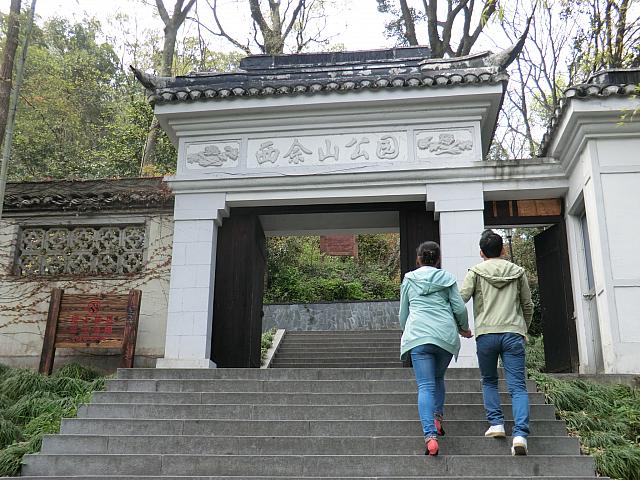 上海市内の山「佘山」（標高100m未満）。山頂も暑いです