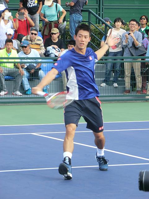 中国ではまだそんなに知られていないよう。隣りではフェデラーが練習してたのですが、そちらは黒山の人だかりでした