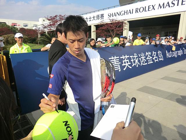 うわっ、近っ!　こんなふうに遭遇できるなんて!　「上海ロレックスマスターズ」の前半戦（1〜2回線）は、選手と触れ合えるのが魅力