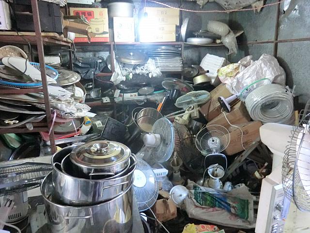ゴミ屋敷ではなく、お店です