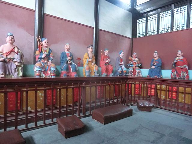 「秋霞圃」内の廟