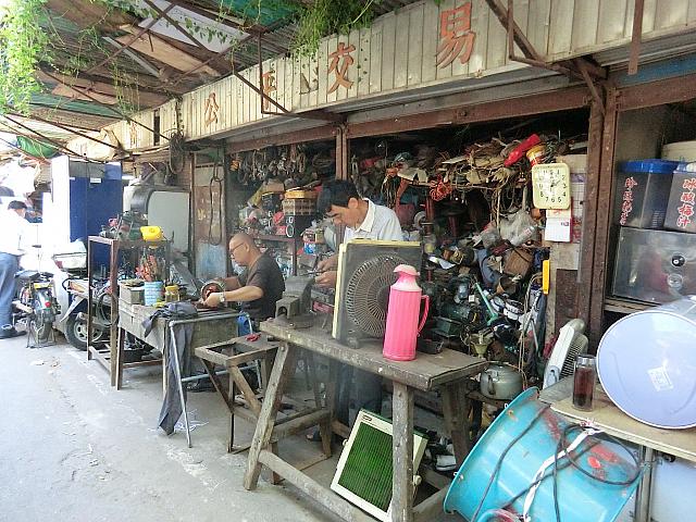 味わい深いガラクタ市場