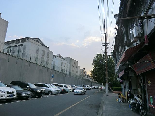 高い塀のまわりをぐるり一周