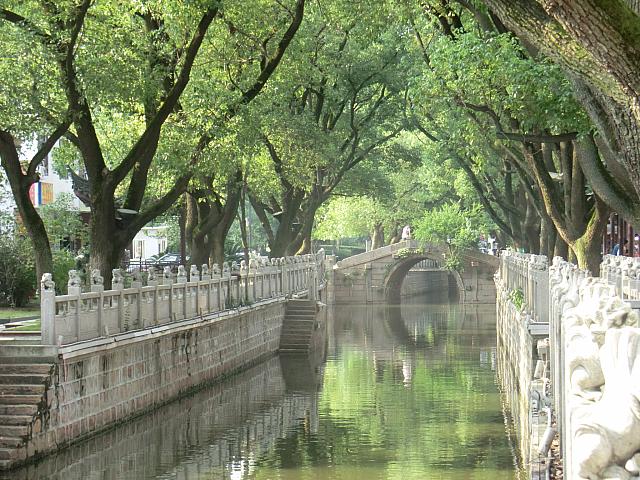 運河沿いを散策できます