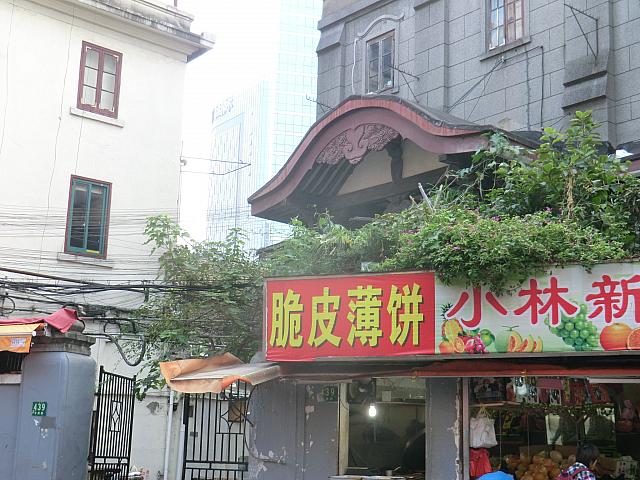道路から遠目に見ても元お寺とわかる外観