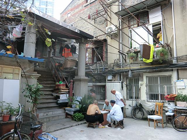 元境内。住民の皆さんが将棋をしていました