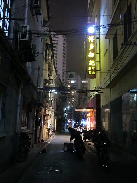 そのまま進むと看板発見!　外観からは想像できない広さ、明るさ、にぎやかさに驚くハズ