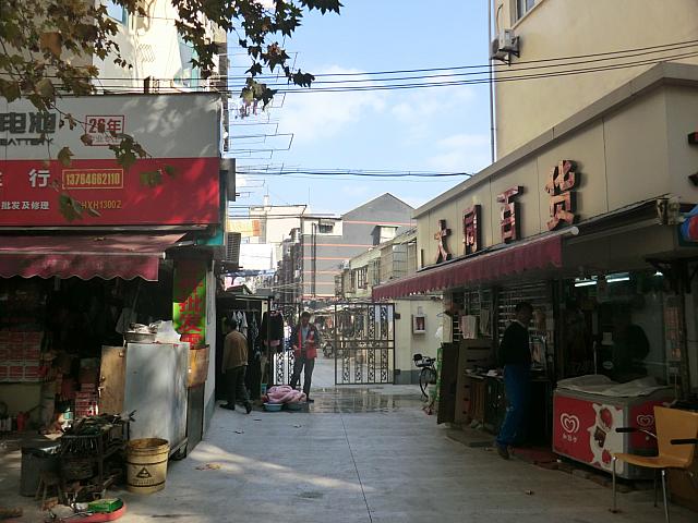 この住宅街入り口を入ります