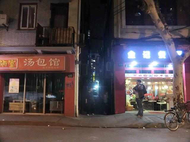 写真の真ん中にある細い路地を入ります
