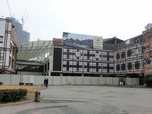 店舗部分は全面工事中