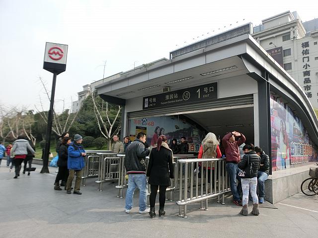 「豫園」駅1号出口。普通の旅行者はこんなところで記念写真は撮りません