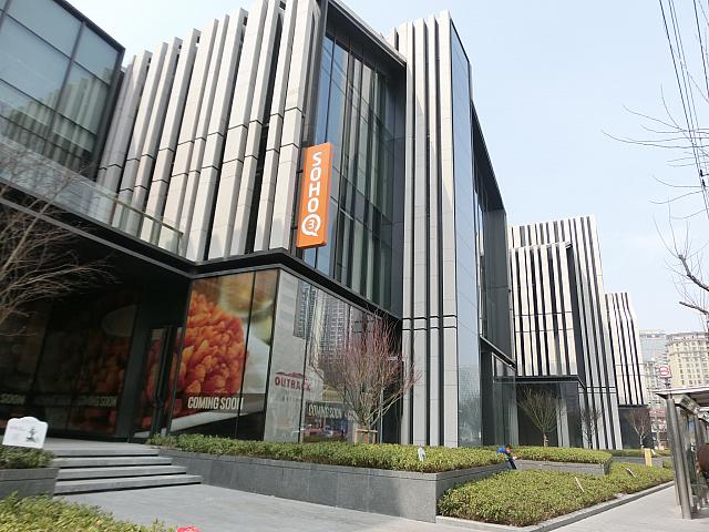 オフィスビル併設のモールです