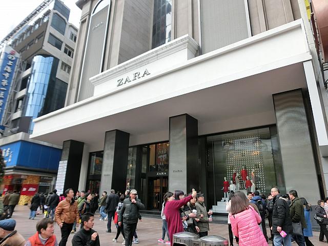 3階までZARA。上はローカル店が入る雑居ビル