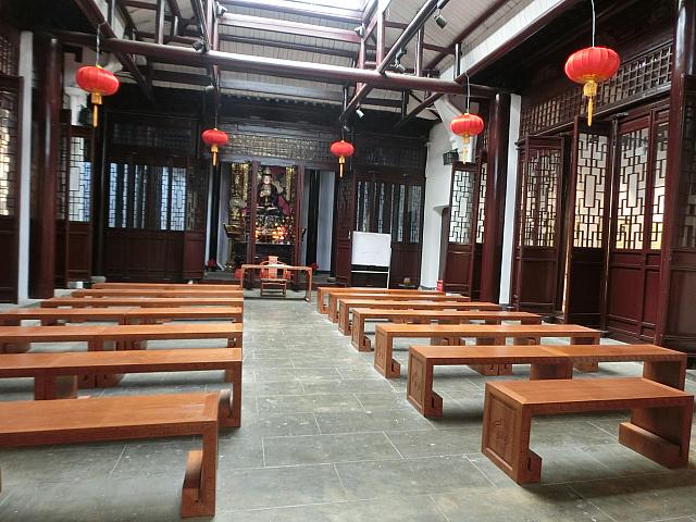 路地の奥に道教寺院があります