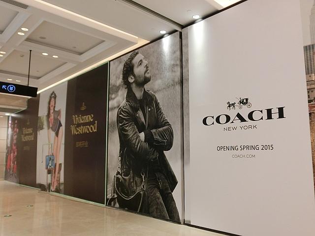 コーチ、ヴィヴィアンが内装工事中