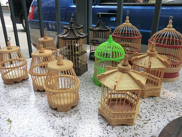 花鳥市場で見つけたコオロギ入れ。手作りです