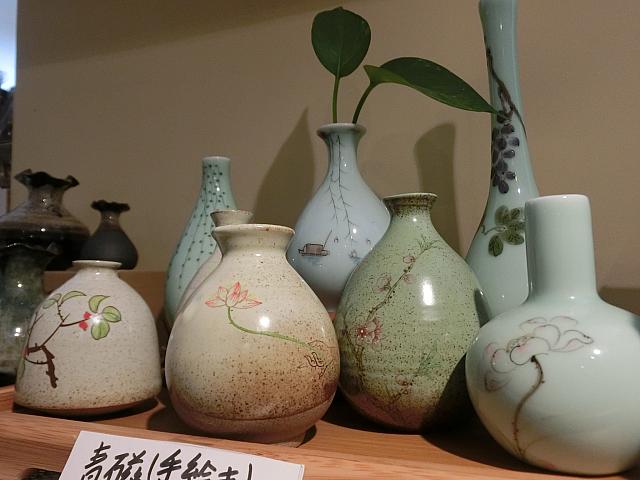 オーナーセレクトの陶器多数。こちらは手描きのミニ花瓶（138元）