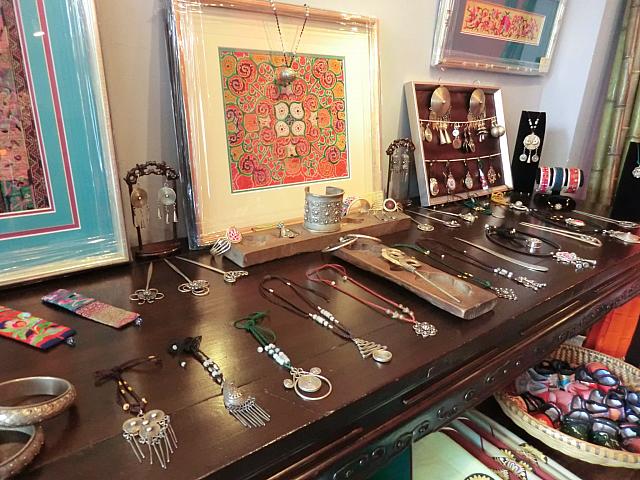 ミャオ族の銀細工、刺繍小物が揃う「Brocade Country」