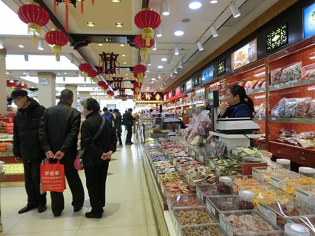 ショップは対面販売、飲食店は食券制のお店も
