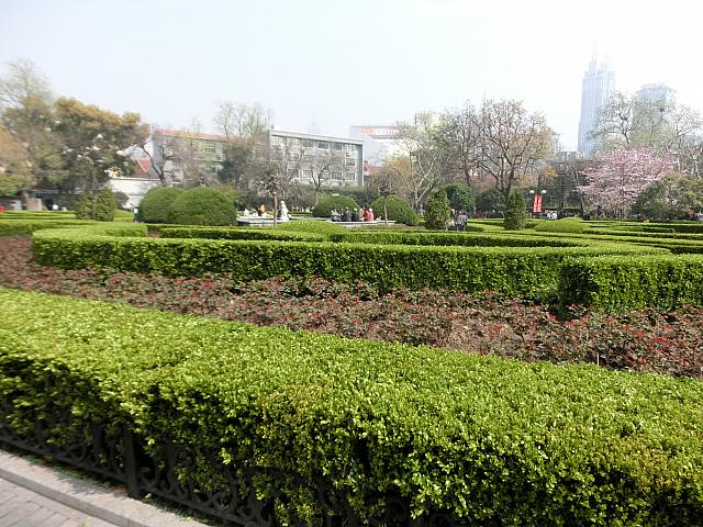 欧風の花壇やバラ園があります