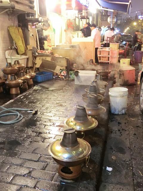 路上で炭を熱する東北火鍋のお店