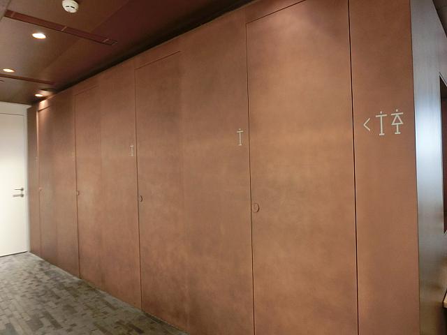 街歩き中にも使えるトイレ。オシャレ