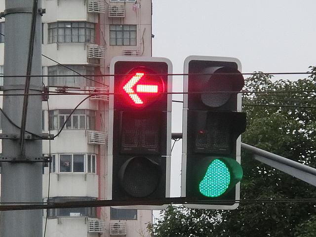車道が青、車の左折が禁止（右折はしてきます）の状態。交差点右手の横断歩道を渡る場合は青でも注意が必要です