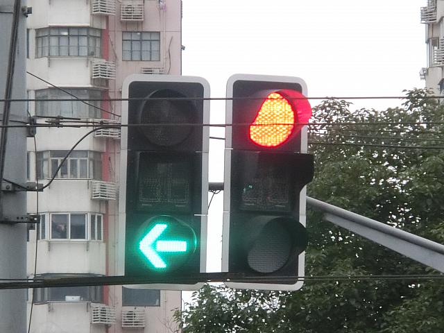 赤ですが、車の左折はOKの状態。車道左側の横断歩道を渡る場合は注意が必要です