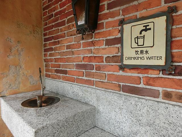 各トイレ近くに水飲み場も
