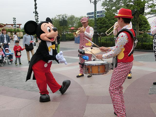 ミッキーと間近で会えるブラスバンドショーもあるよ