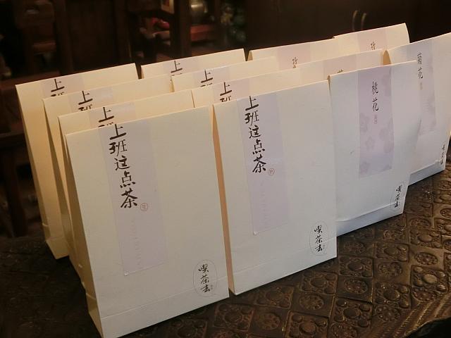 渋くてシンプルなパッケージ