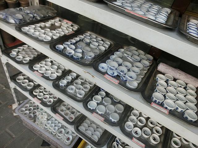コオロギの餌を入れるお皿