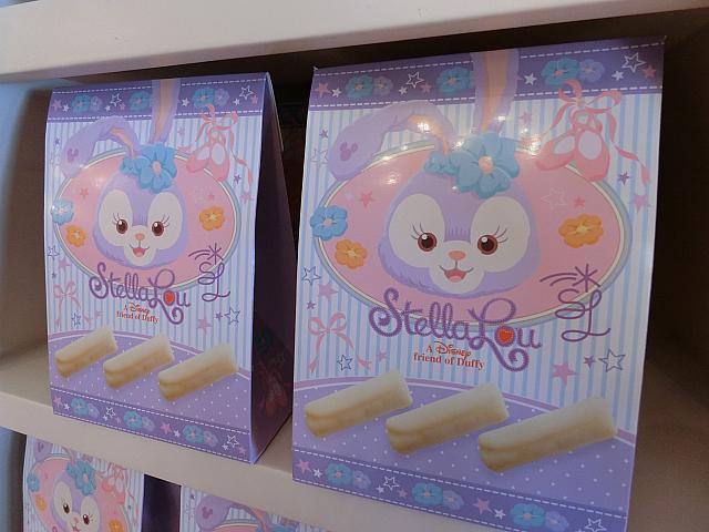 お菓子土産ならこれがお勧め。バームロールです（35元）