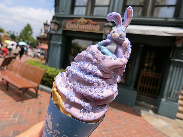 限定メニューのラベンダーソフト