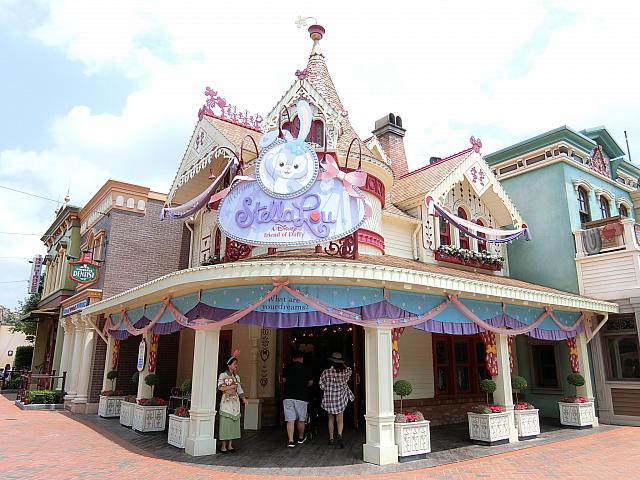 ミニーちゃんのお店をジャック中