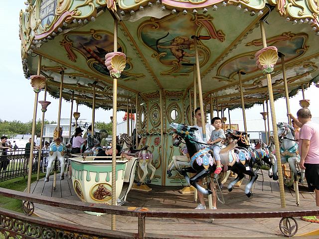 敷地内にメリーゴーラウンド